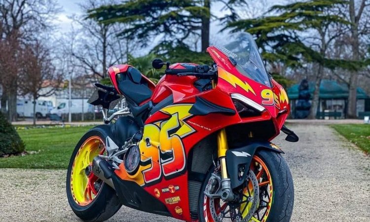 création et pose d'un kit déco Flash Mc Queen sur Ducati Panigale V4s covering à Lyon