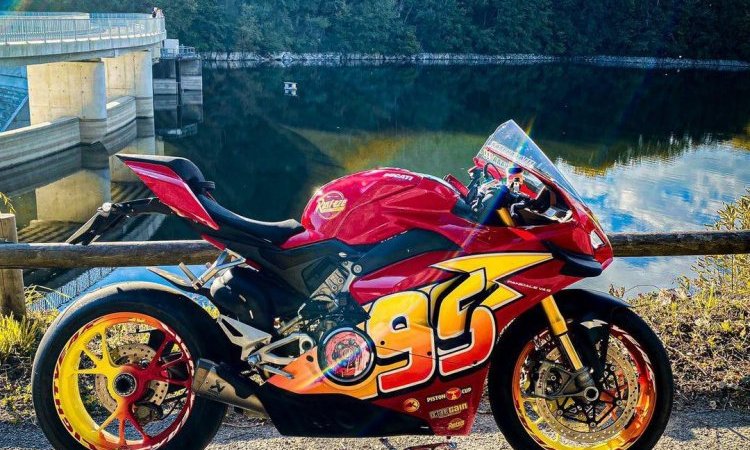 création et pose d'un kit déco Flash Mc Queen sur Ducati Panigale V4s covering à Lyon