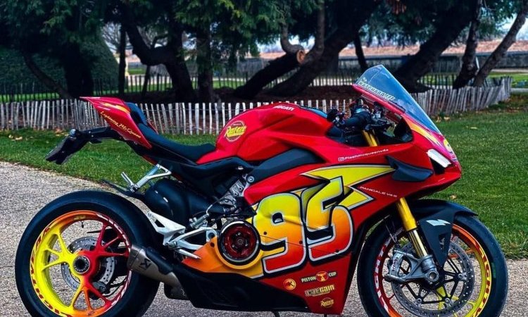 création et pose d'un kit déco Flash Mc Queen sur Ducati Panigale V4s à Lyon